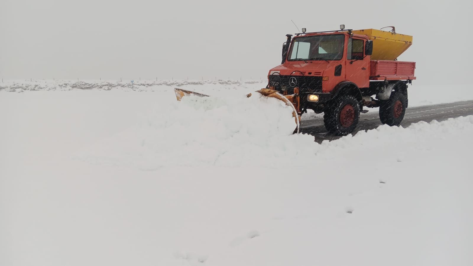 Nieve en la covatilla, quitanieves 16 diciembre 2025 1.jpg