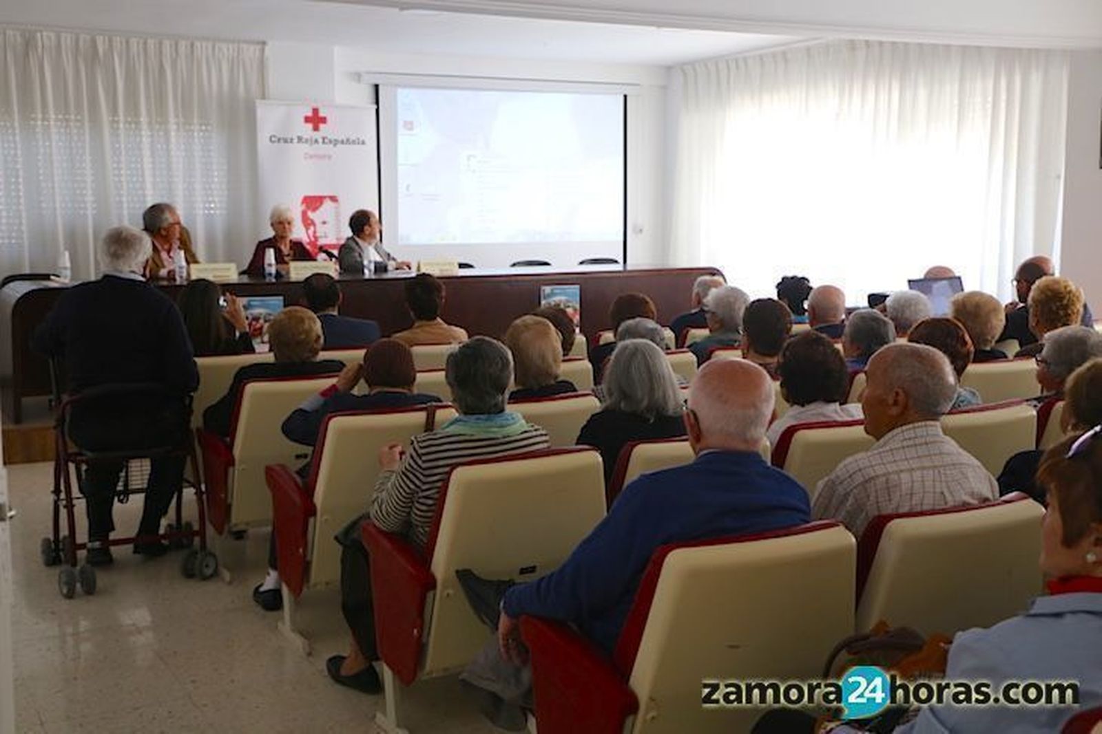 Cruz Roja organiza cursos gratuitos para cuidadores de personas mayores o dependientes