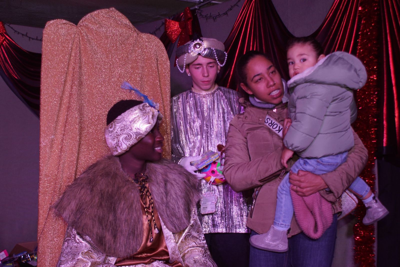 Los Reyes Magos reciben las cartas de los niños de El Encinar