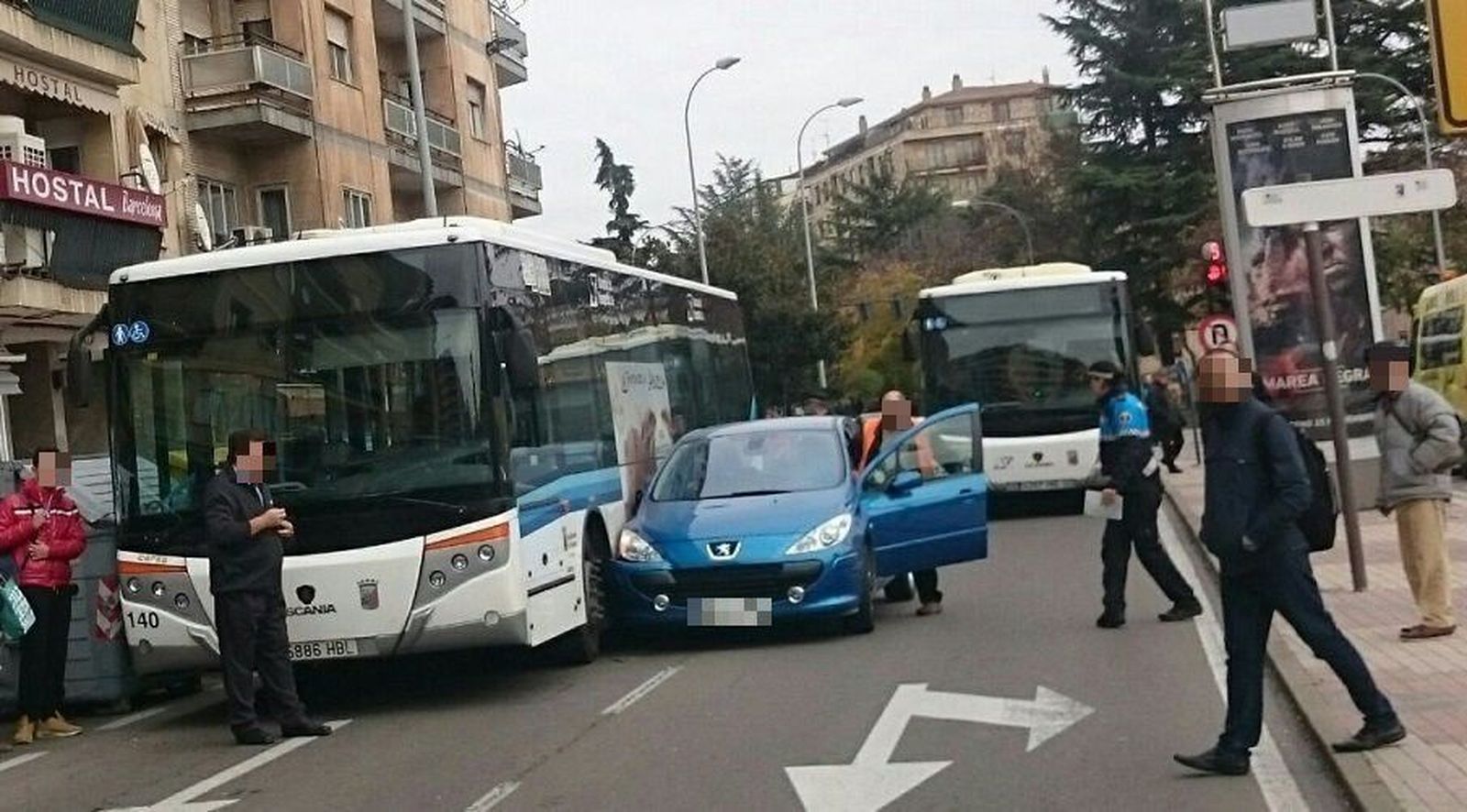 Colisión entre un autobús y un coche en el paseo de San Vicente