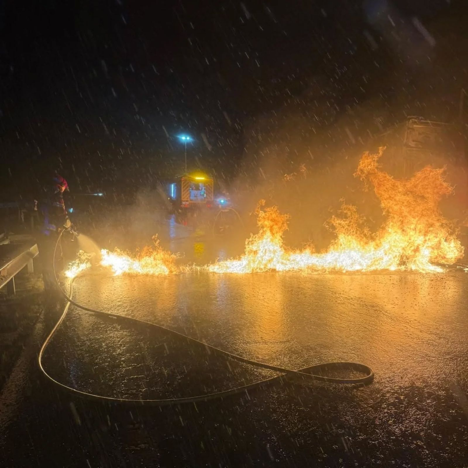 GALERÍA | Arde un camión en la A-52 en Zamora