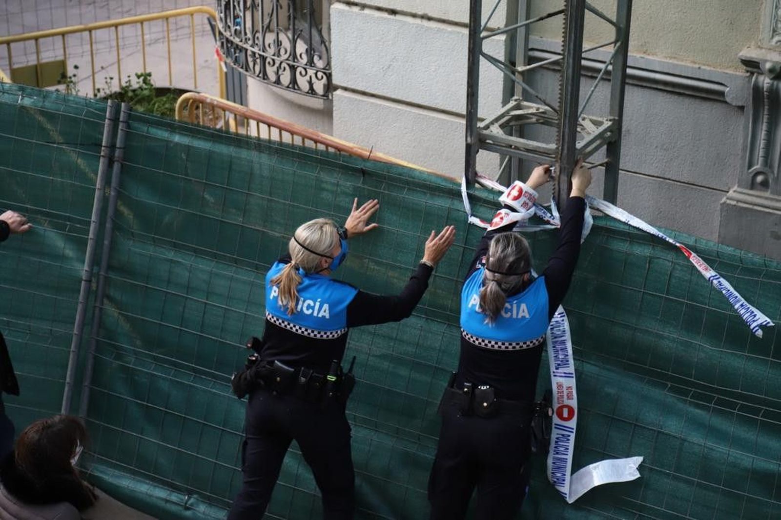 Valla obra viento policia municipal (5)