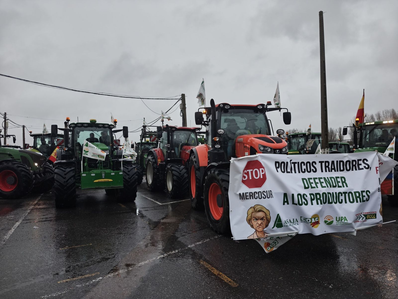 En imágenes la marcha con tractores y vehículos de campo en Salamanca en protesta contra Mercosur