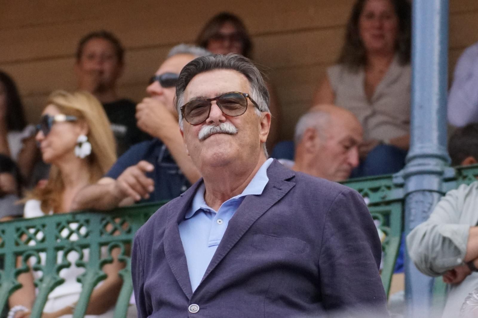 Expectación por ver los caballos de rejoneo en La Glorieta: imágenes del ambiente en los tendidos y en el patio de cuadrillas