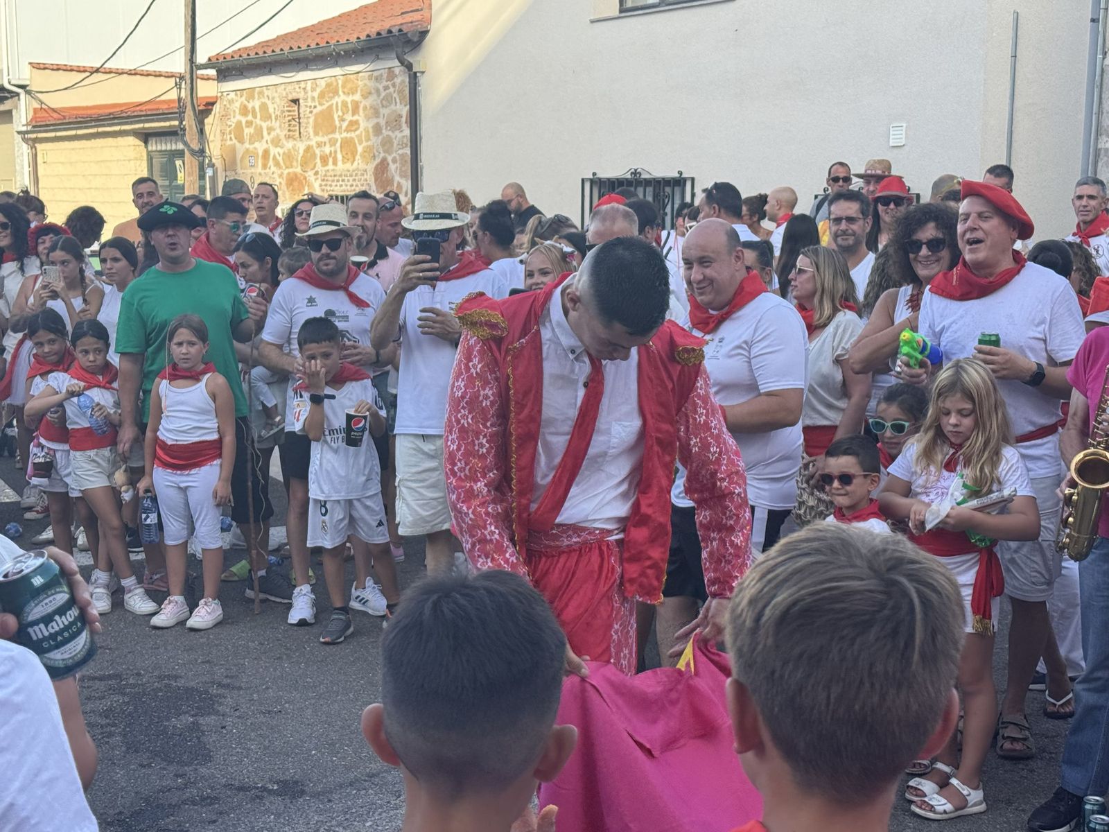 Castellanos de Moriscos. Paseo de peñas con la temática “Viva San Fermín”