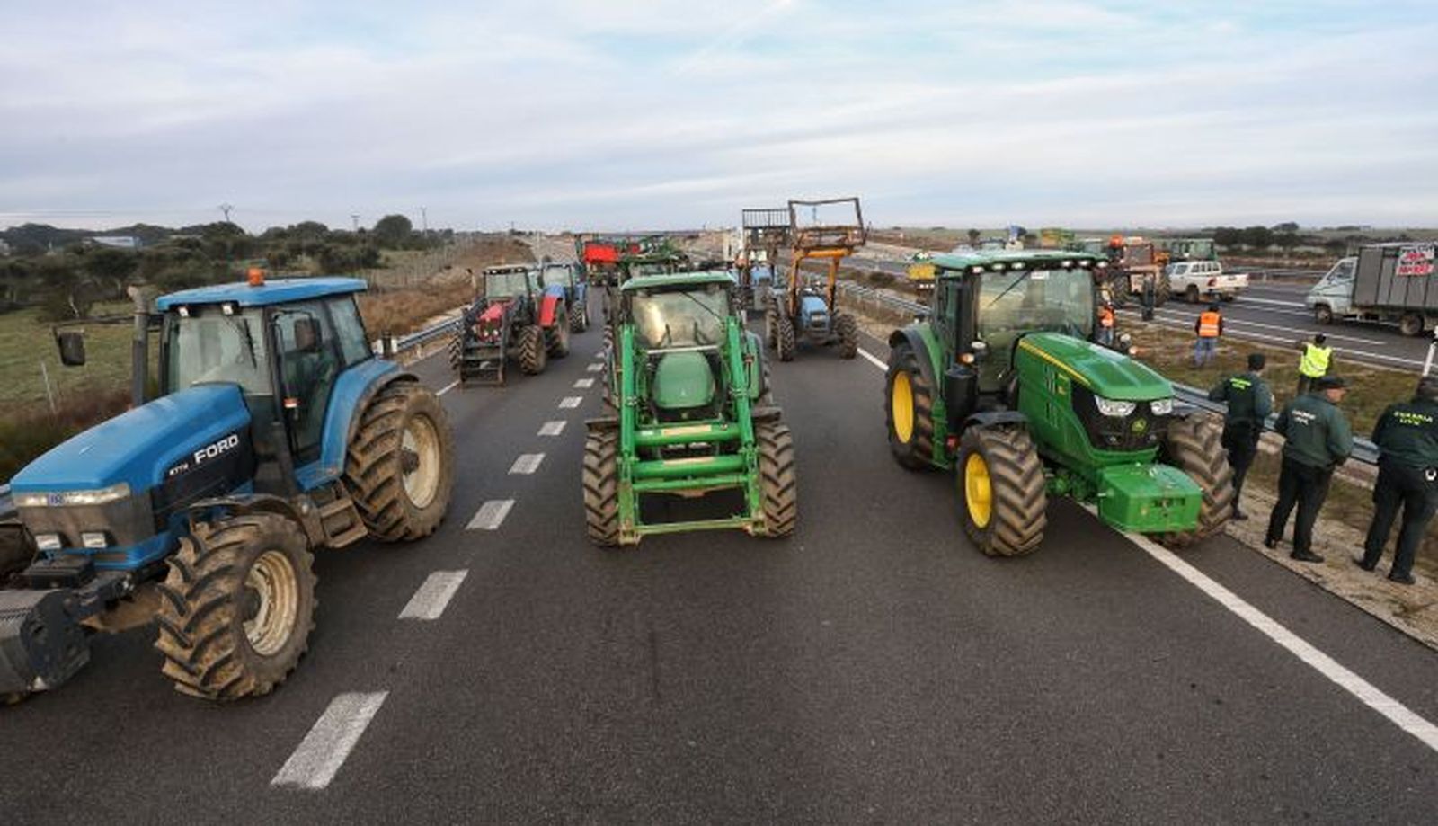 Una nueva tractorada corta la A 62 y la N 620 en Fuentes de Oñoro (3)