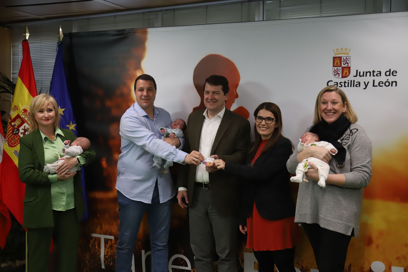 Imagen de Alfonso Fernández Mañueco con los trillizos más famosos de Zamora