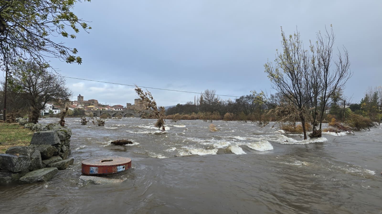 El río Tormes desbordado a su paso por El Puentes del Congosto tras el paso de la borrasca Claudia