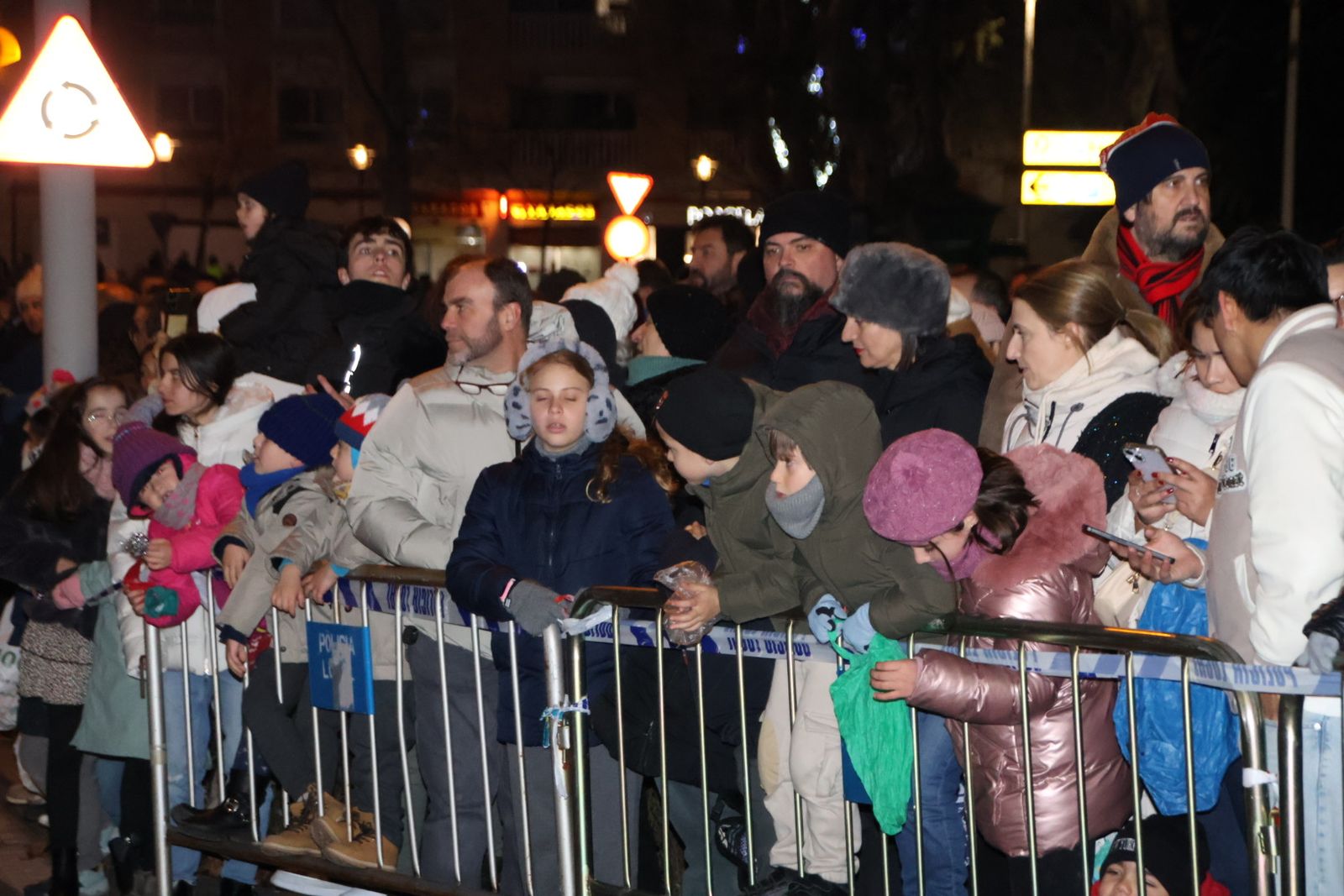 Niños y mayores viven con ansia el paso de la Cabalgata de Salamanca 2026