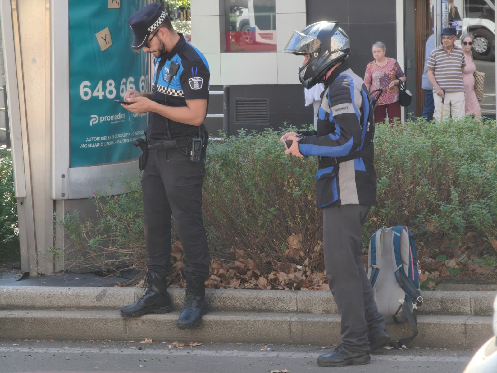 Colisión entre un turismo y una motocicleta en la avenida de Portugal