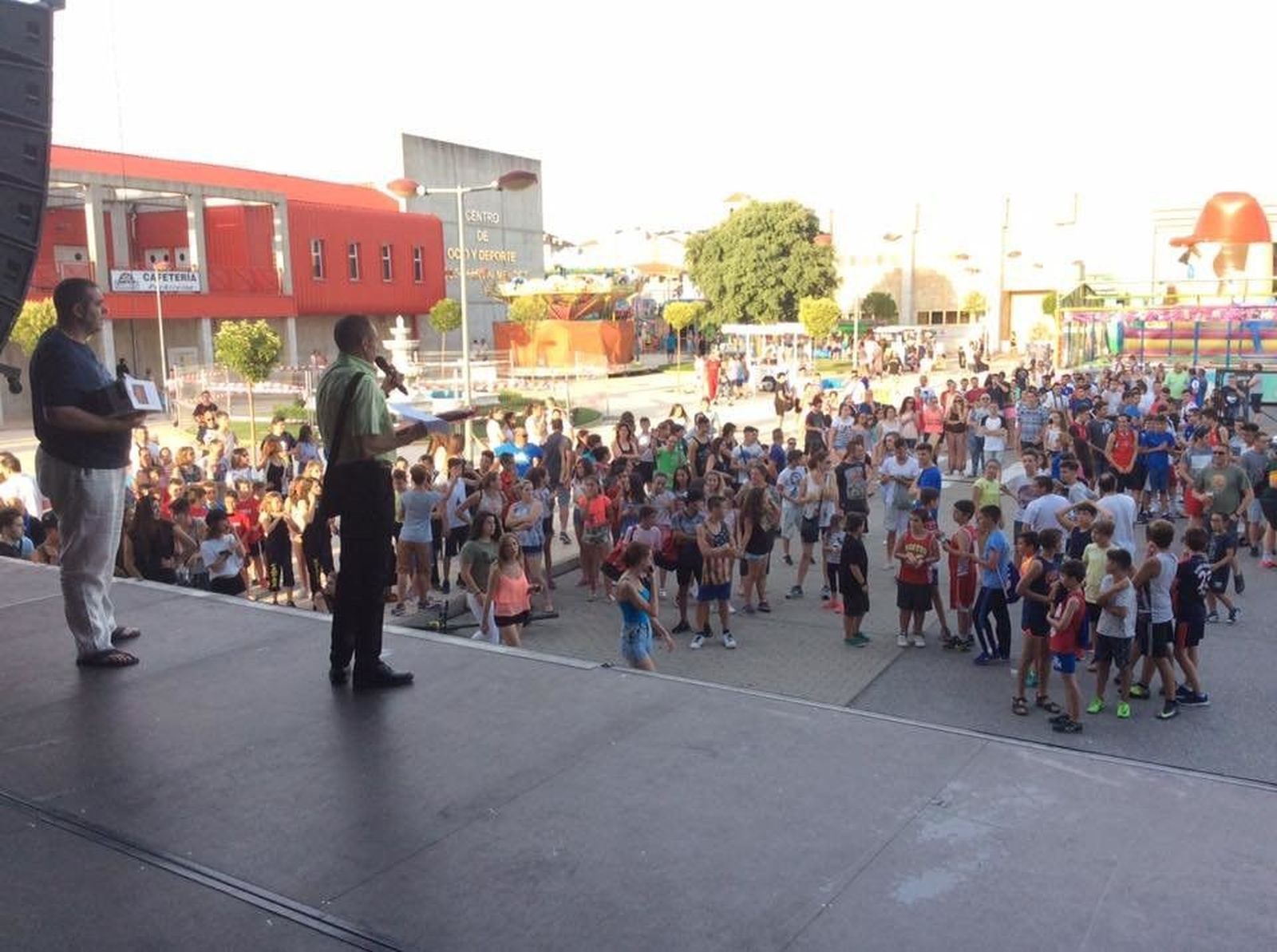 Fiestas en Villares de la Reina: reparto de camisetas antes de la pandemia