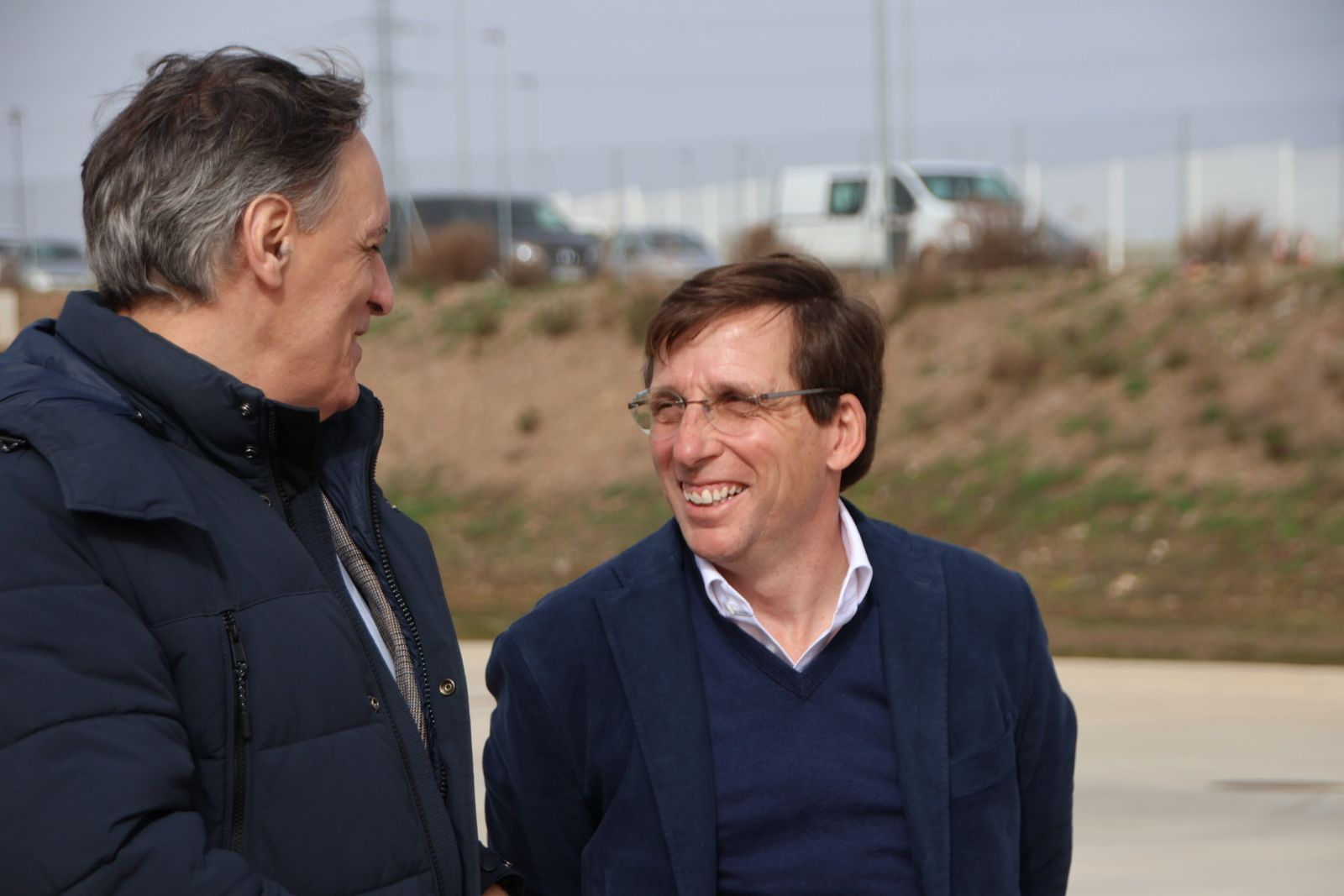 José Luis Martínez Almeida y Carlos García Carbayo, atienden a los medios de comunicación antes de realizar una visita al Puerto Seco de Salamanca
