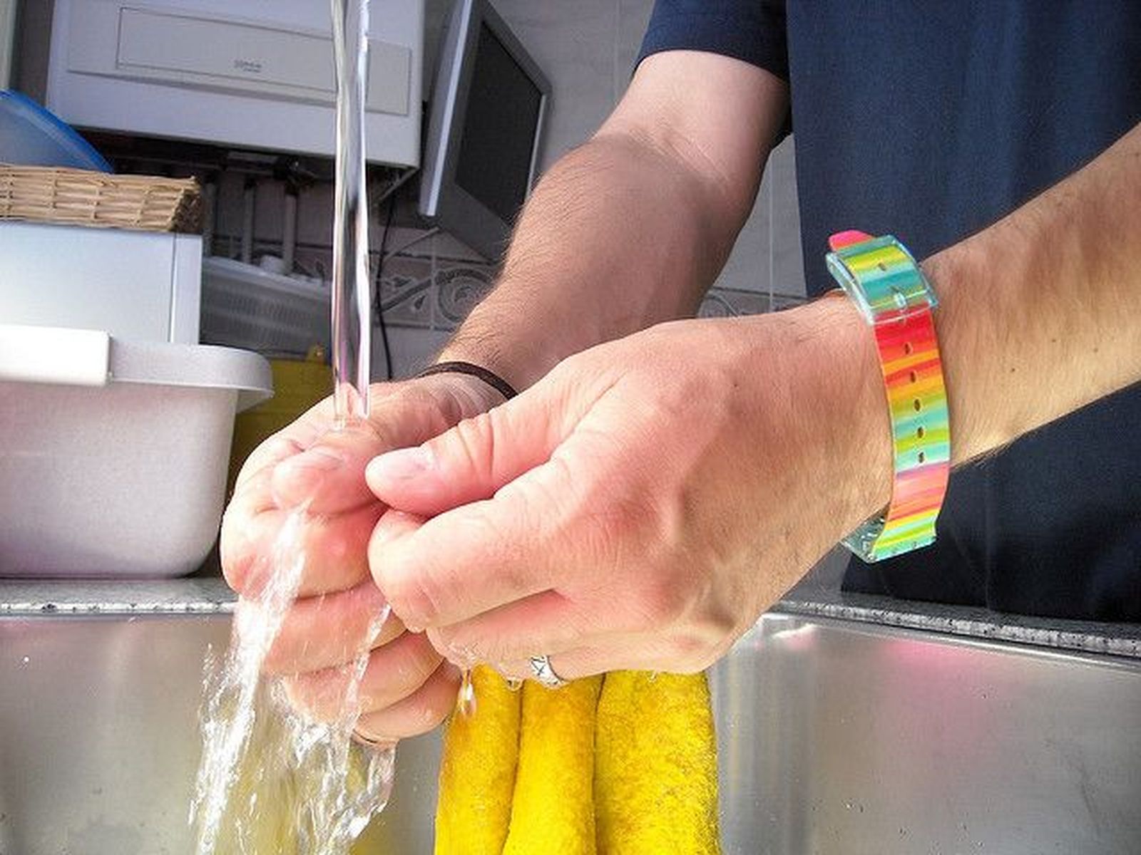 Fregar limpieza manos mojadas