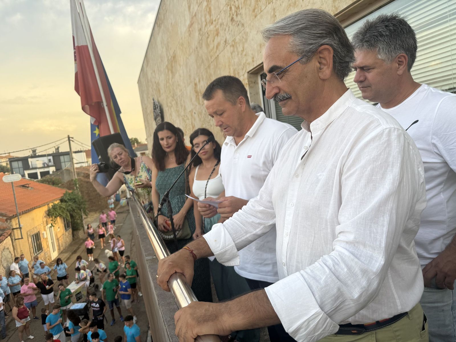 Doñinos de Salamanca. Pregón a cargo de la Asociación Noonan con Celia Vega Cepriá. Acto amenizado con sangría y la charanga El bombazo.
