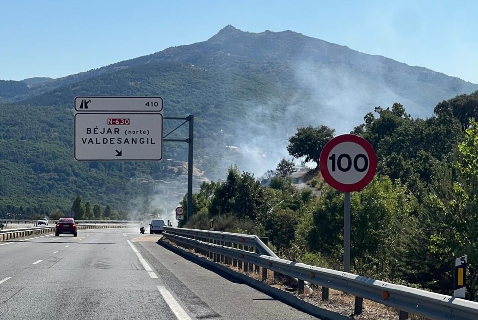 Un coche ardiendo provoca un incendio forestal en Béjar con los bomberos, agentes medio ambientales y la Guardia Civil de Salamanca
