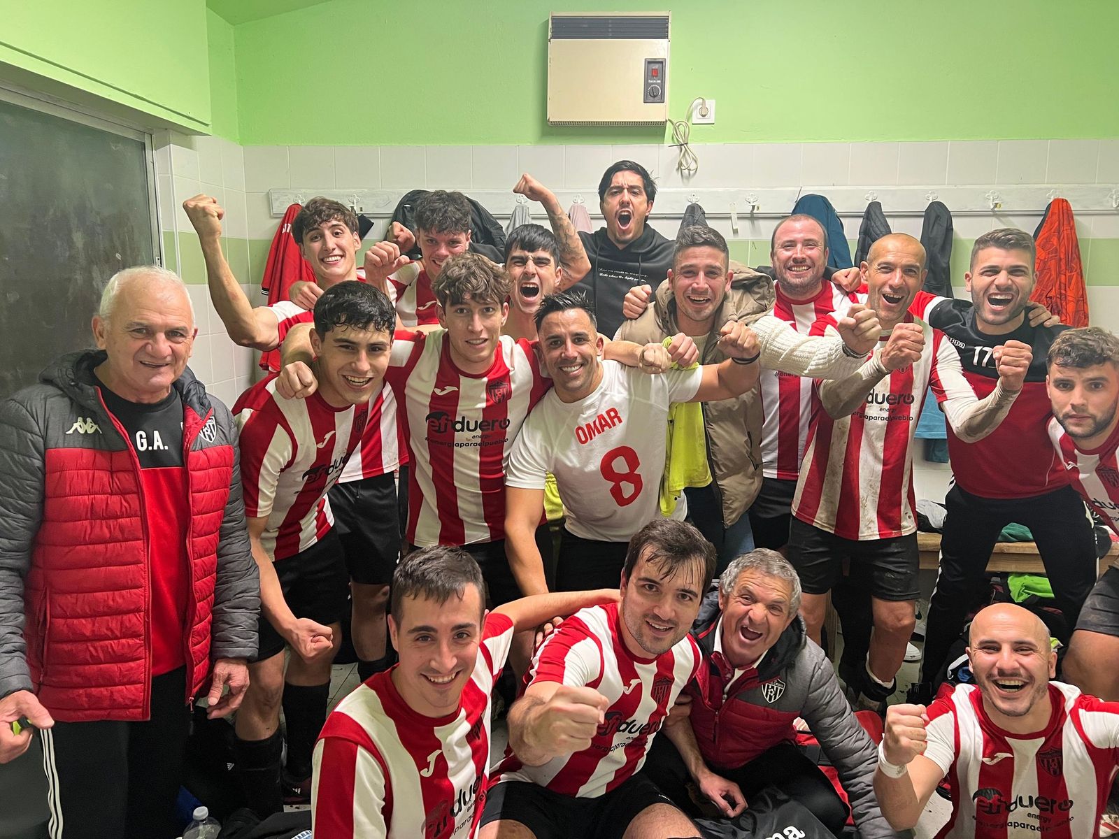 Jugadores del Santa Croya CF tras su sexta victoria consecutiva