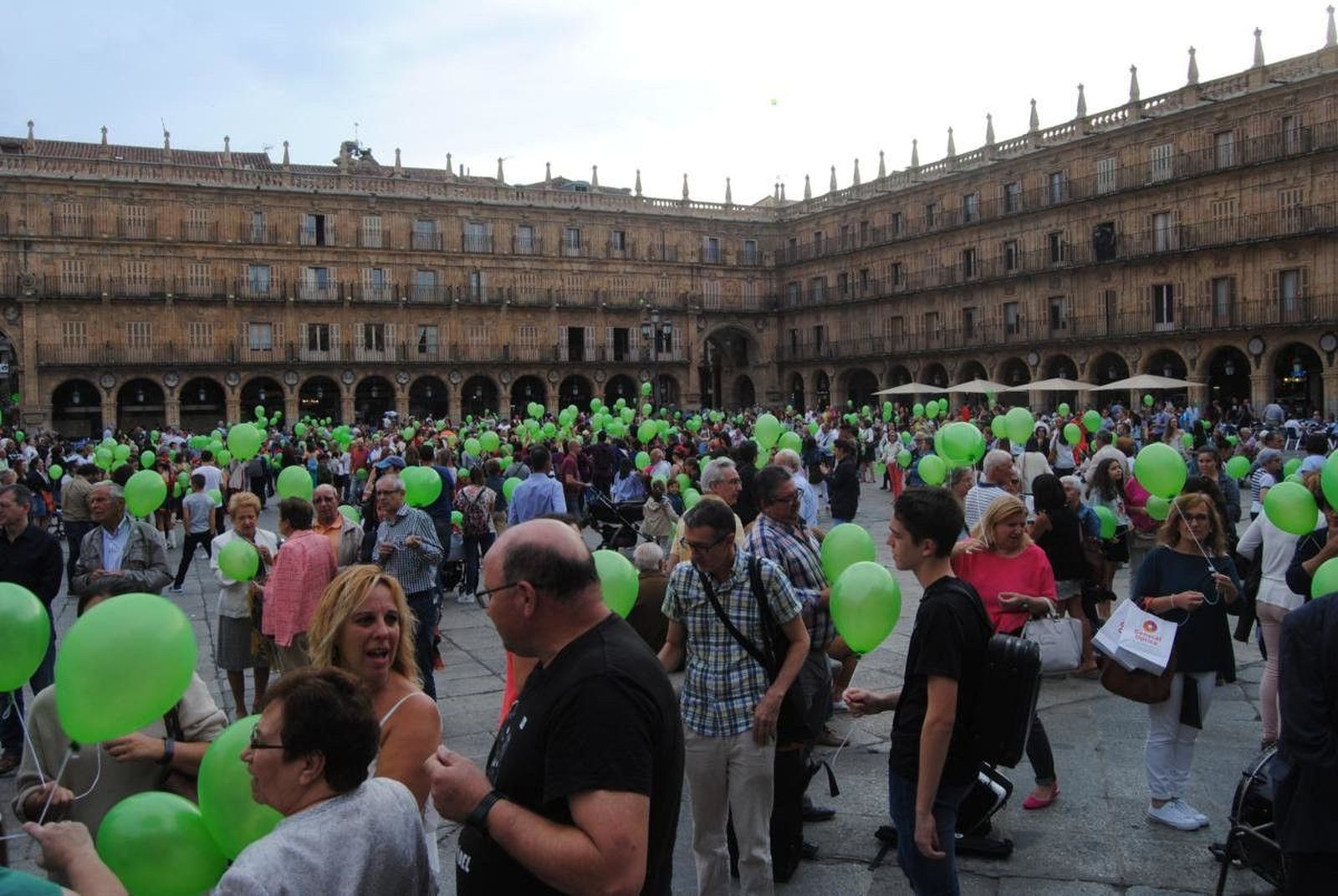 Suelta de globos por el Día Mundial del Alzheimer
