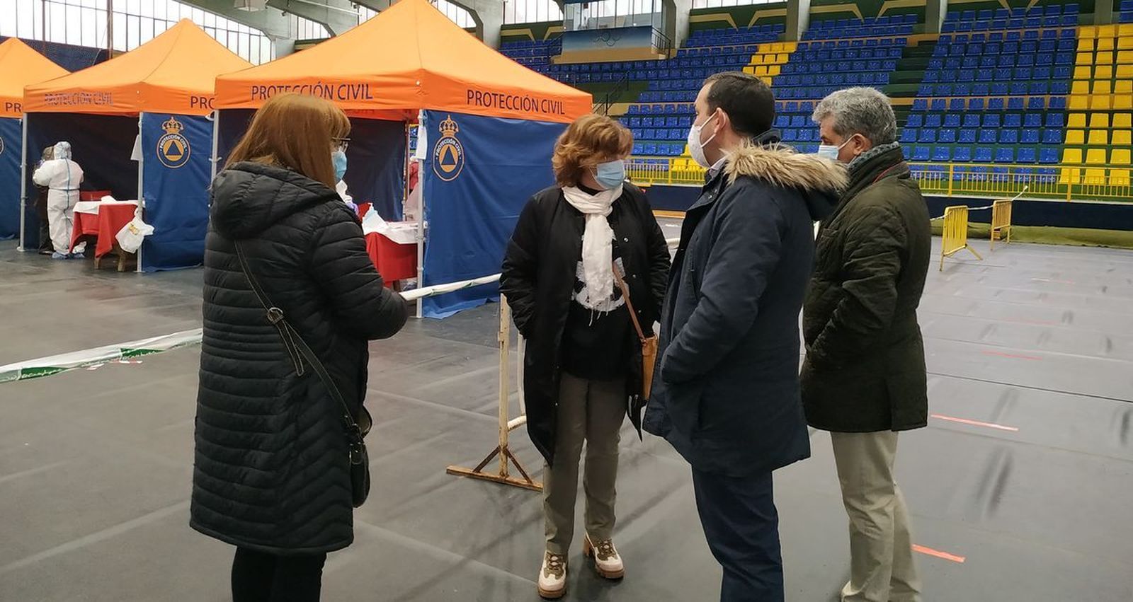 El delegado de la Junta y la alcaldesa de Béjar, en el pabellón donde se realiza el cribado masivo