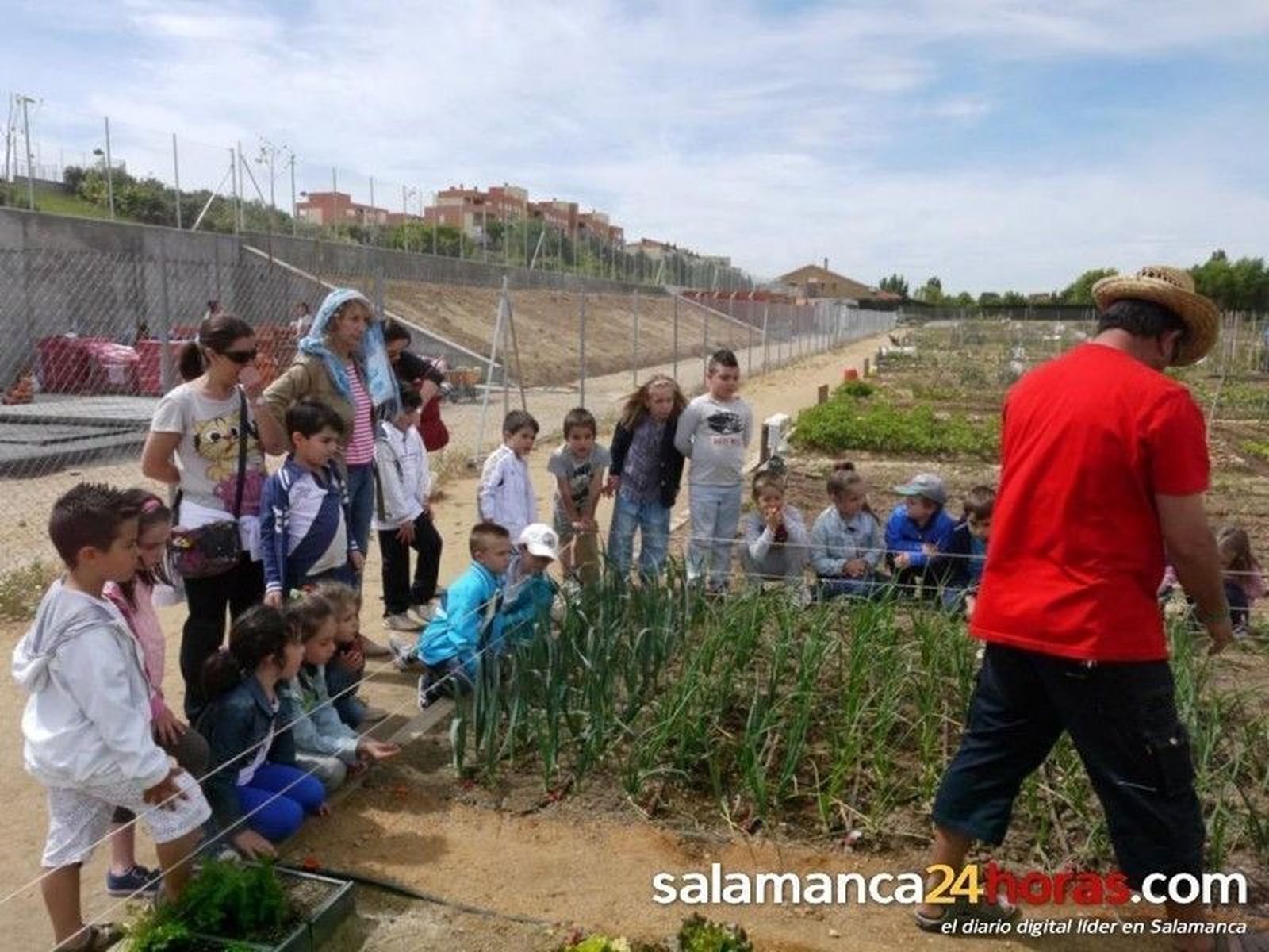 Visita infantil a los huertos familiares de Carbajosa