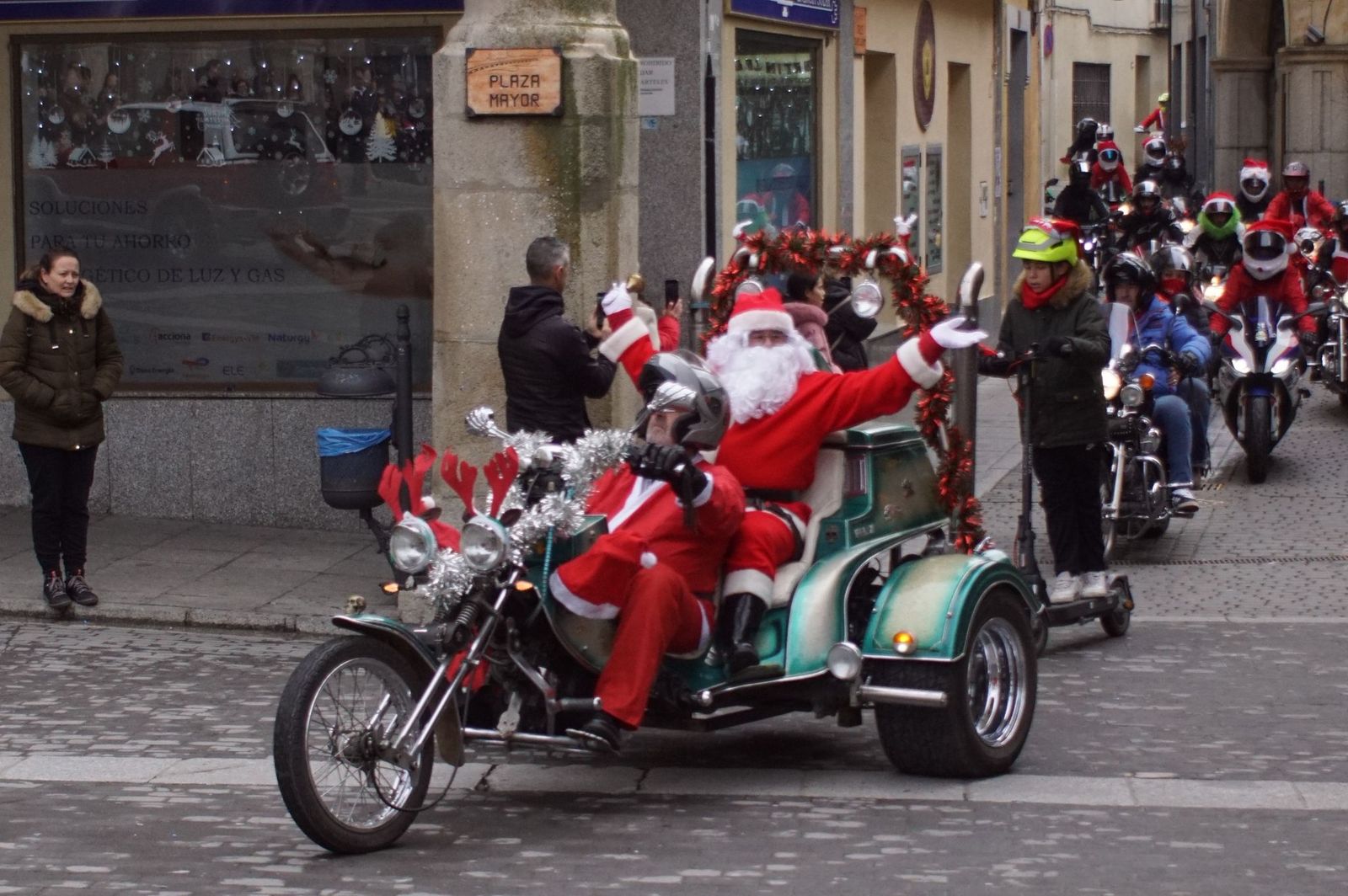 Alba de Tormes se despierta con el ruido de la 'Papanoelada motera' presidida por Papá Noel