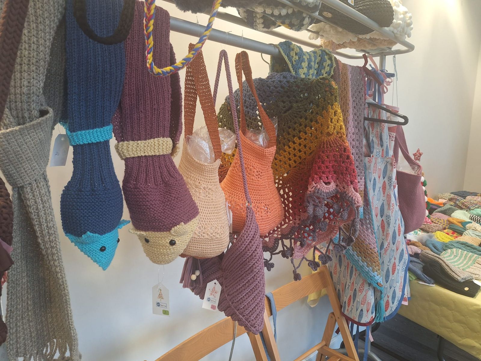 Mercadillo solidario Tejemaneje en Villamayor 2025 (5).jpeg