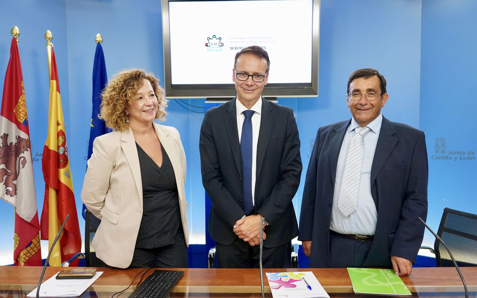 El presidente de la Federación Regional de Asociaciones de Familiares de Enfermos de Alzheimer de Castilla y León (Afacayle), Domingo Aceves Martínn, acompañado por el director general de Personas Mayores, Personas con Discapacidad y Atención a la Dependencia, Eduardo García Brea, y la gerente regional de Salud, Violeta Martí­nez Pindado, comparecen ante los medios para exponer las principales reivindicaciones del movimiento asociativo con motivo de la celebración del Día Mundial del Alzheimer