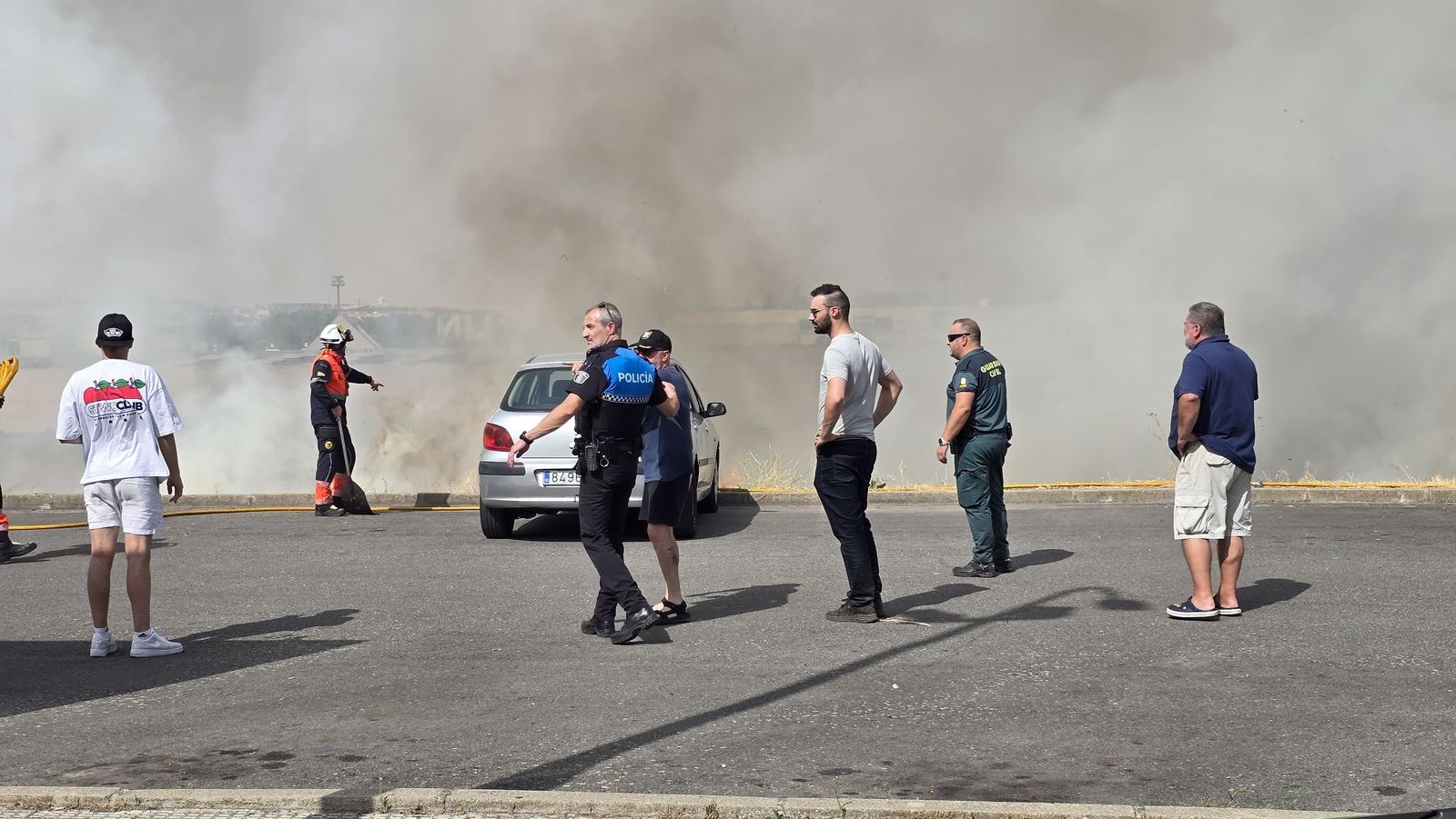 Los bomberos sofocan un gran incendio en el Polígono Industrial de Los Montalvos