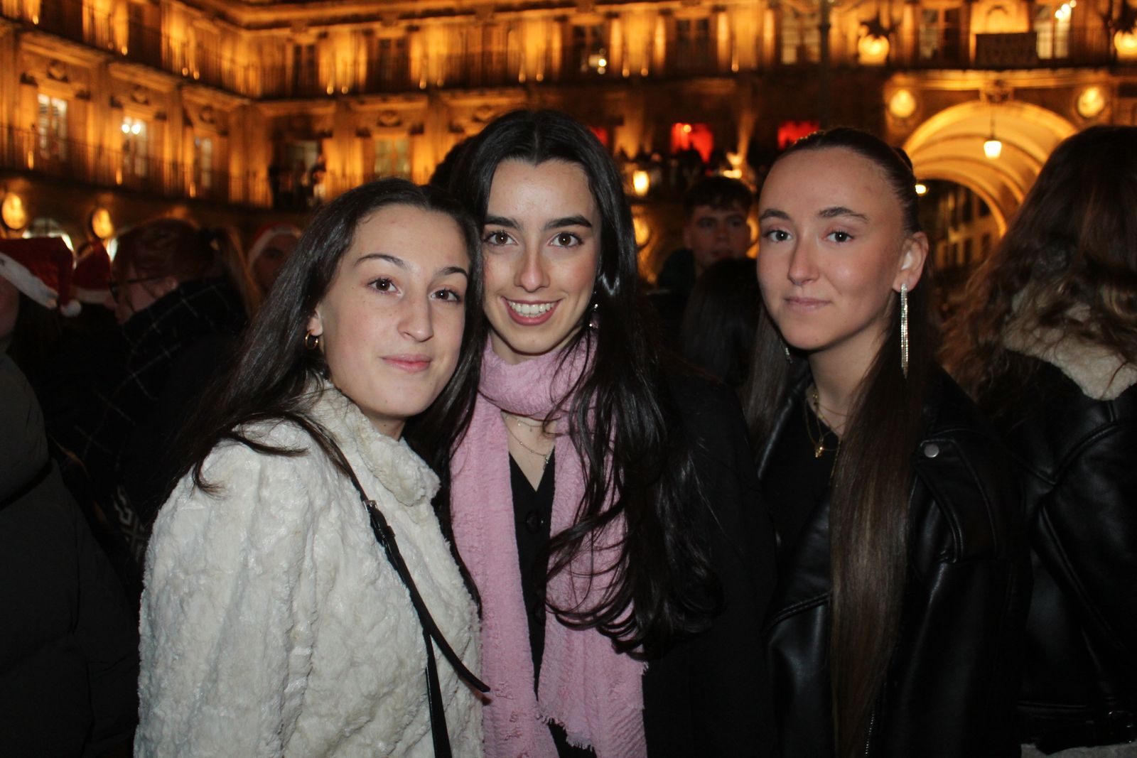 Miles de personas disfrutan de las campanadas y la fiesta del Fin de Año Universitario