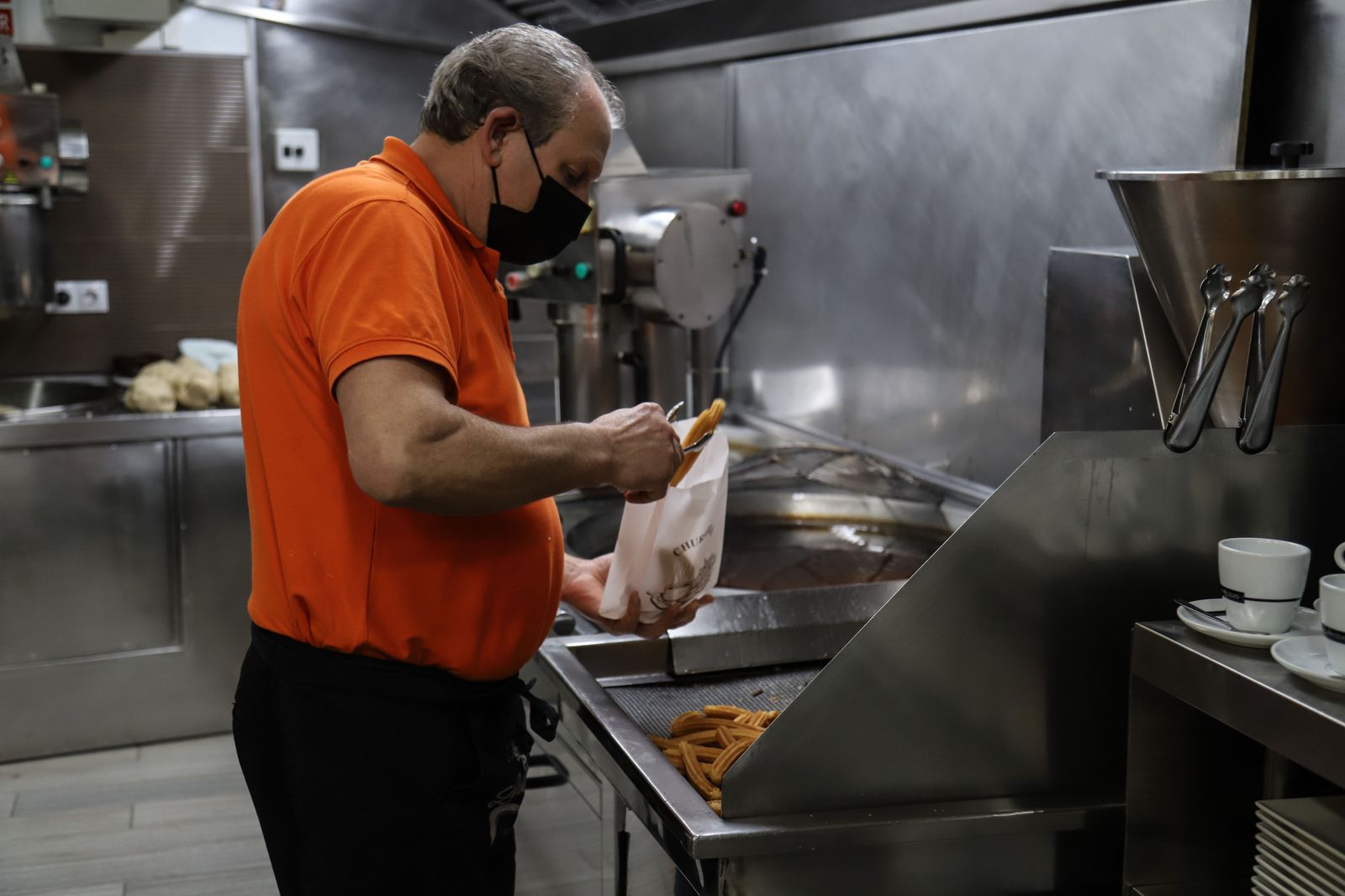 Un trabajador prepara un pedido de churros Foto: María Lorenzo 