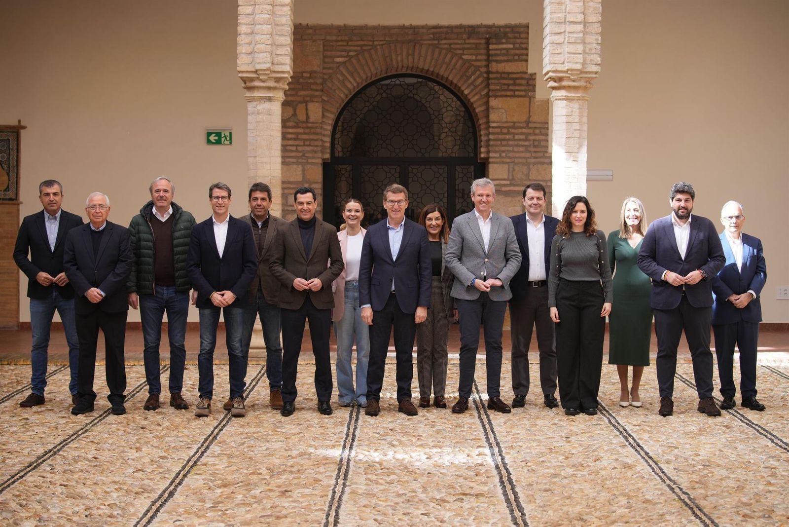 El líder del PP, Alberto Núñez Feijóo, junto a presidentes de autonomías gobernadas por su formación, entre ellos el presidente de la JCYL, Alfonso Fernández Mañueco.   PPCYL