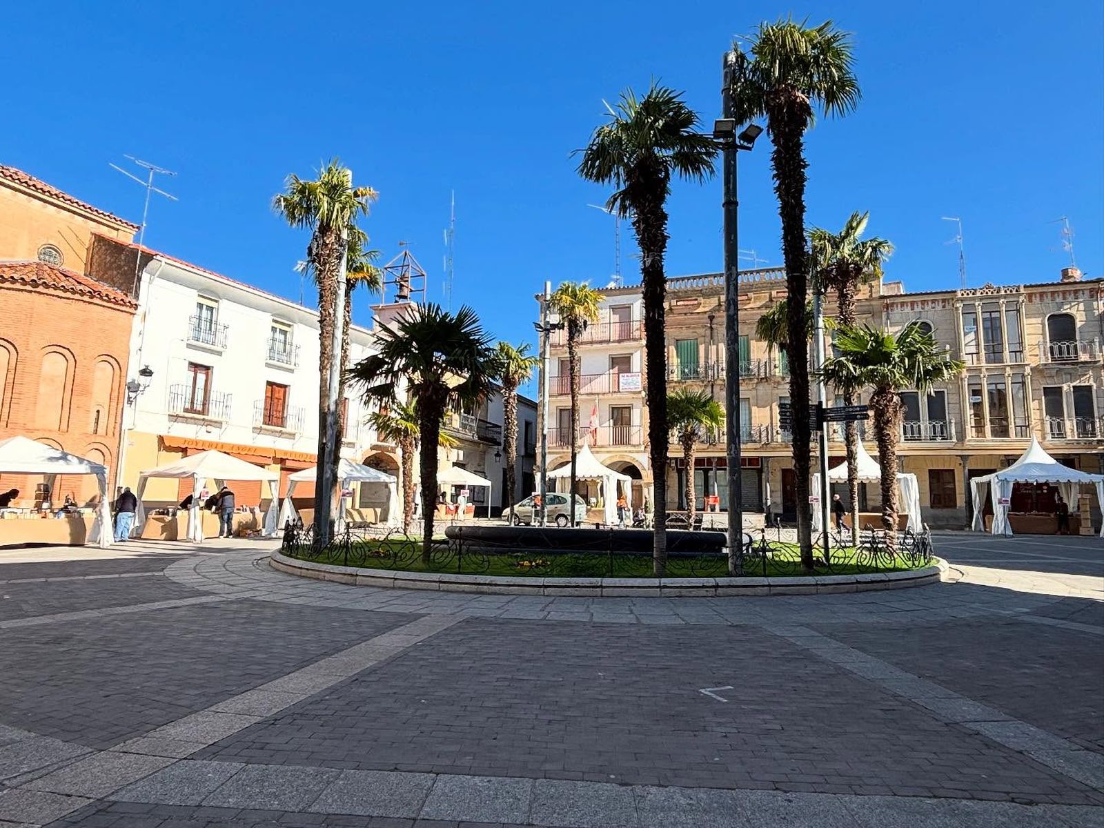 Plaza Mayor previa a la inauguración a la feria del libro de Alba de Tormes 2025