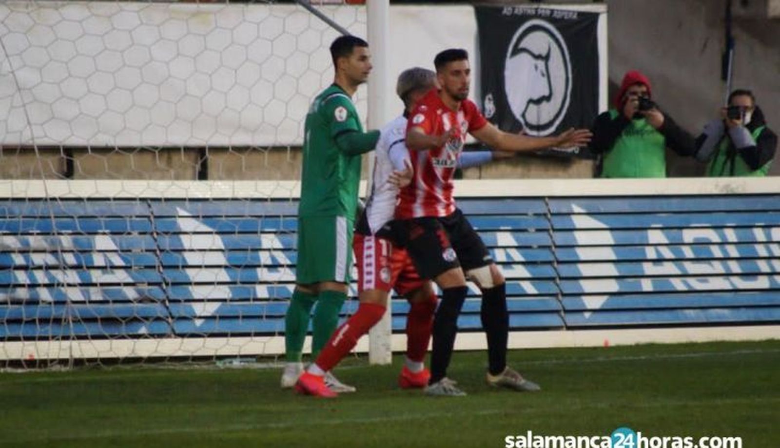 Coque ante Garay, en el partido en el Ruta de la Plata.