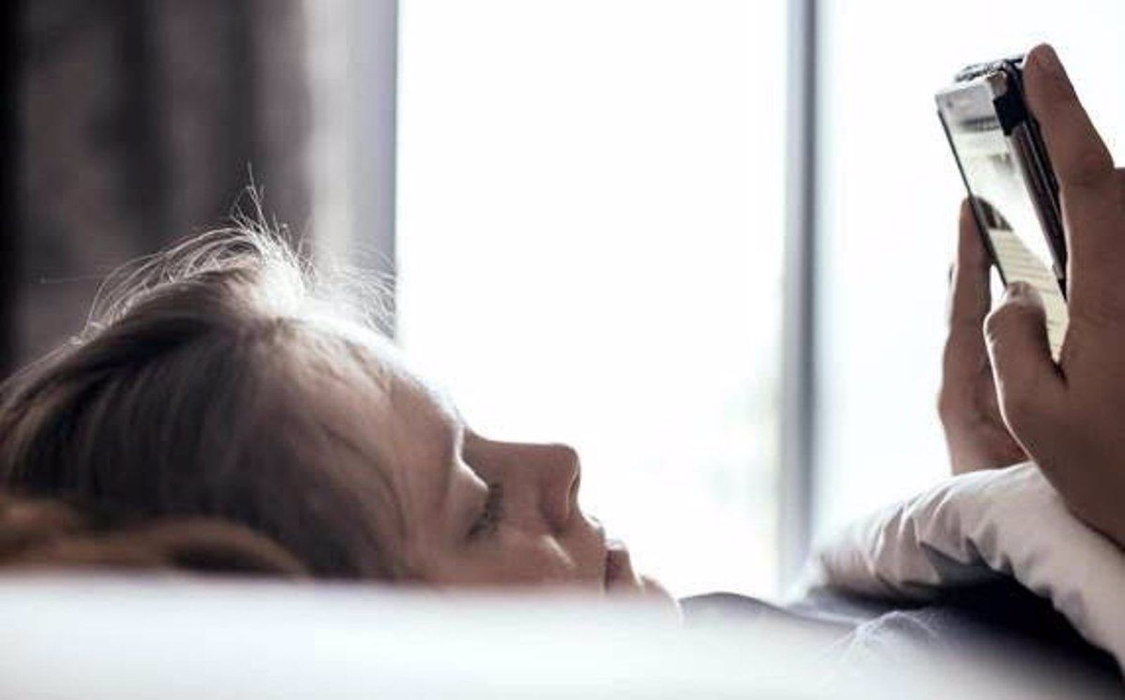 Adolescentes con un móvil. Europa Press