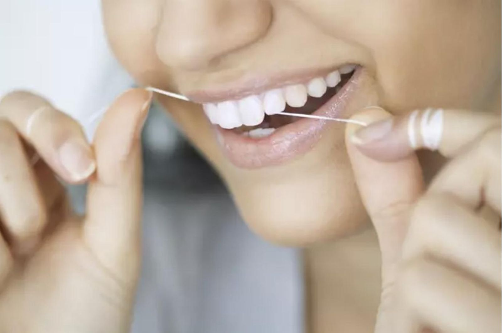 Hilo dental. - ISTOCK