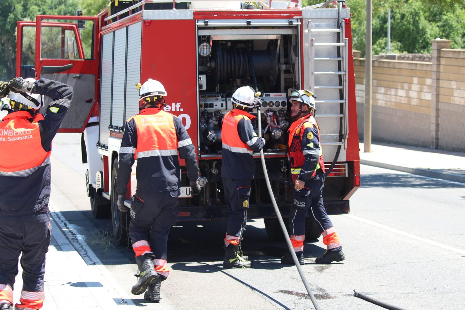 bomberos-trabajan-en-un-incendio-en-el-camino-de-las-aguas-5