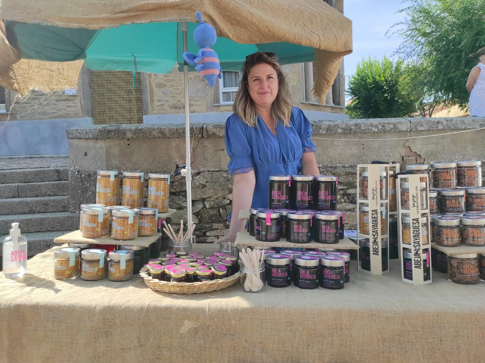 Puesto de miel artesanal en el Mercado Feudal de Hinojosa