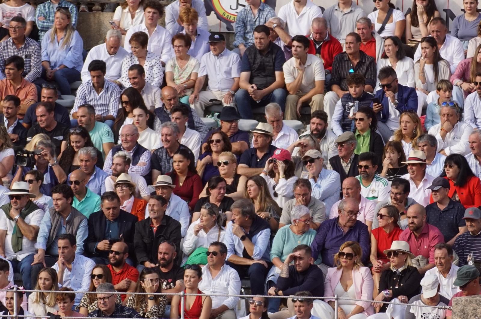 resumen-fotografico-del-ambiente-en-los-tendidos-de-la-glorieta-durante-la-corrida-concurso-22-de-septiembre-fotos-juanes-74