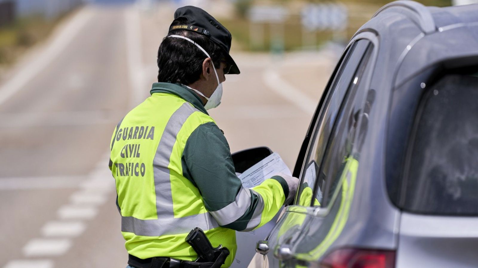 Un agente de la Guardia Civil durante un control de Tráfico