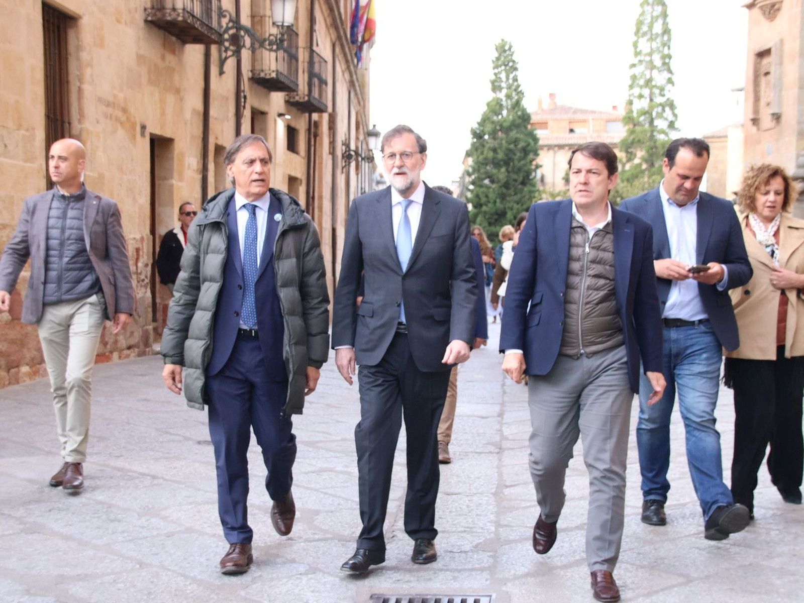Mariano Rajoy y Alfonso Fernández Mañueco arropan a Carbayo en un mitin multitudinario en el Patio Chico