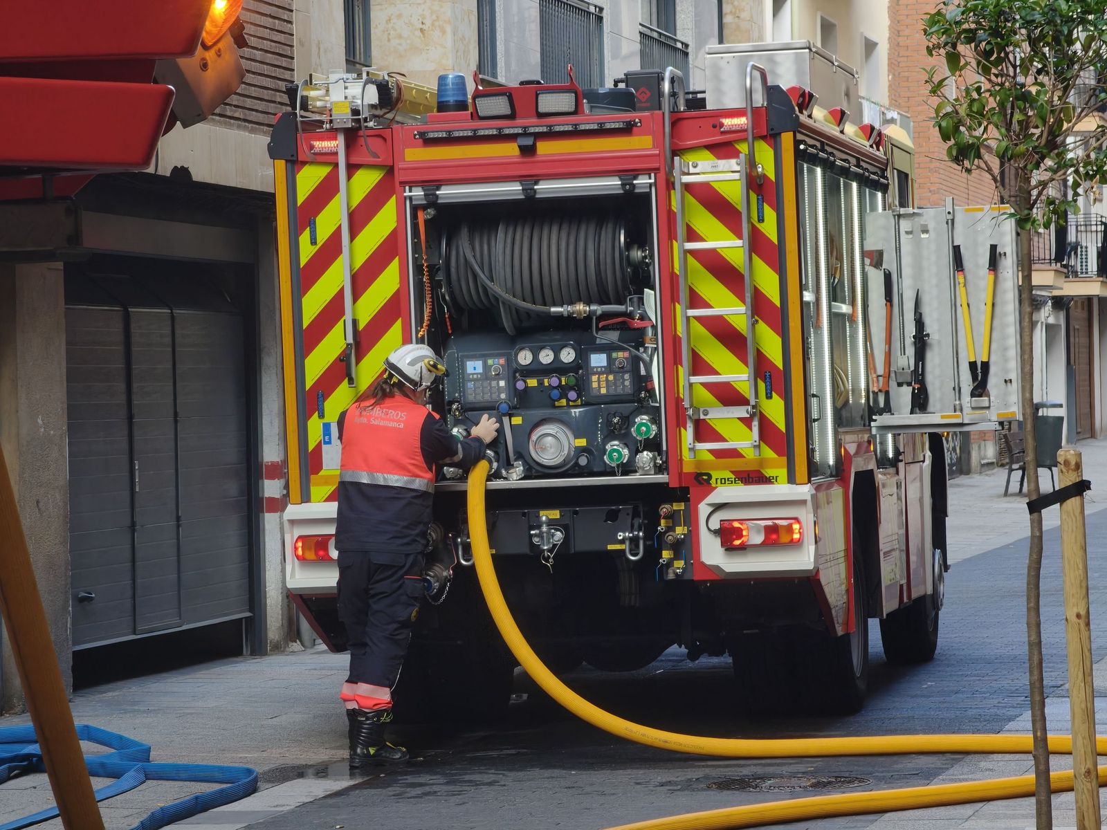 Los bomberos sofocan un incendio en una vivienda de la calle Vasco de Gama