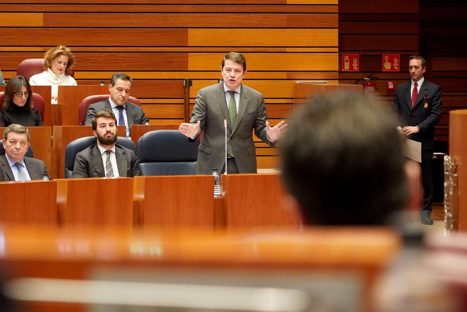 Leticia Pérez  ICAL . Intervención del presidente de la Junta, Alfonso Fernández Mañueco, dirigiéndose al portavoz del Grupo Socialista, Luis Tudanca, en el Pleno de las Cortes de Castilla y León