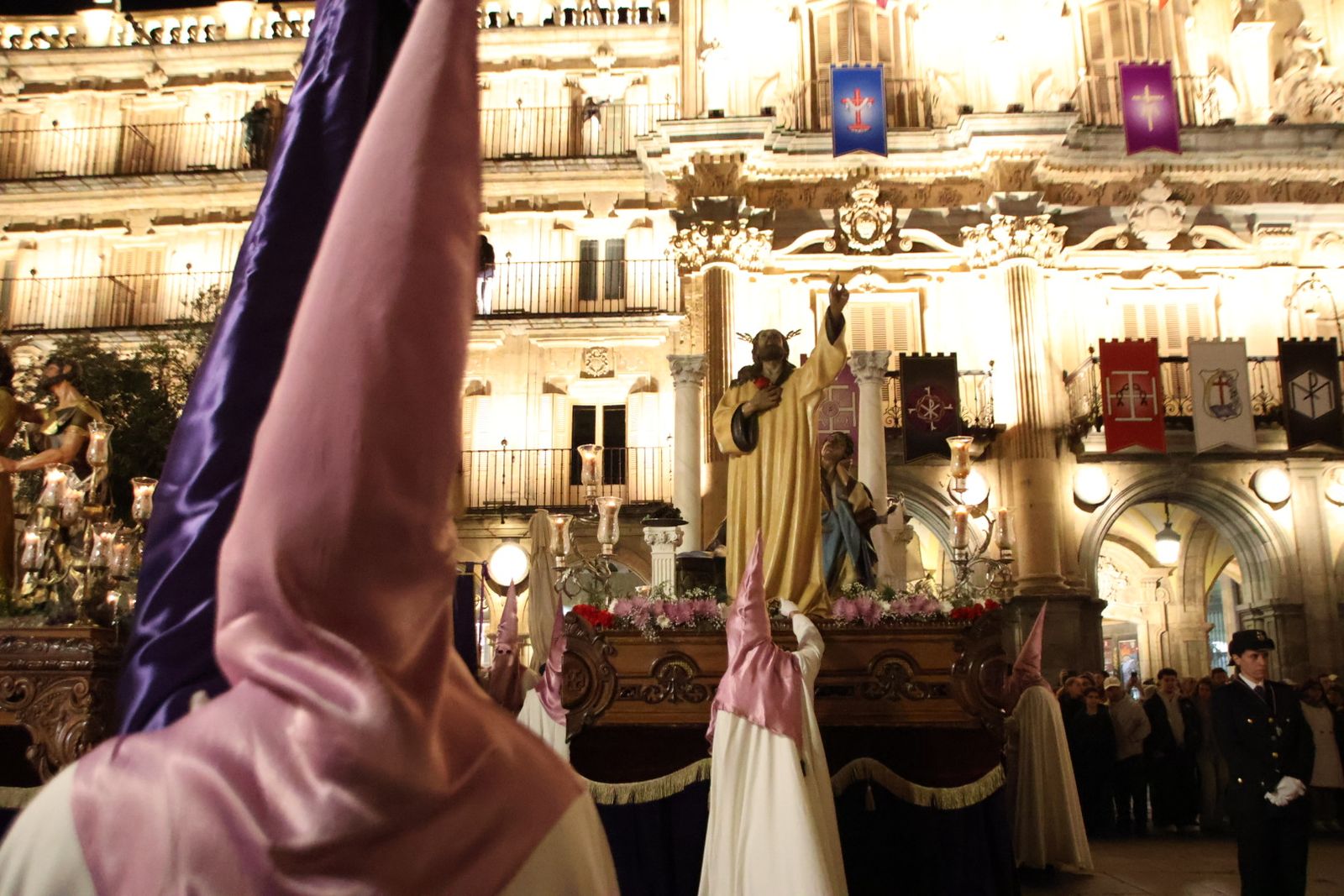 Emotivo desfile por el centenario de Seráfica Hermandad de Nazarenos con gran presencia de niños