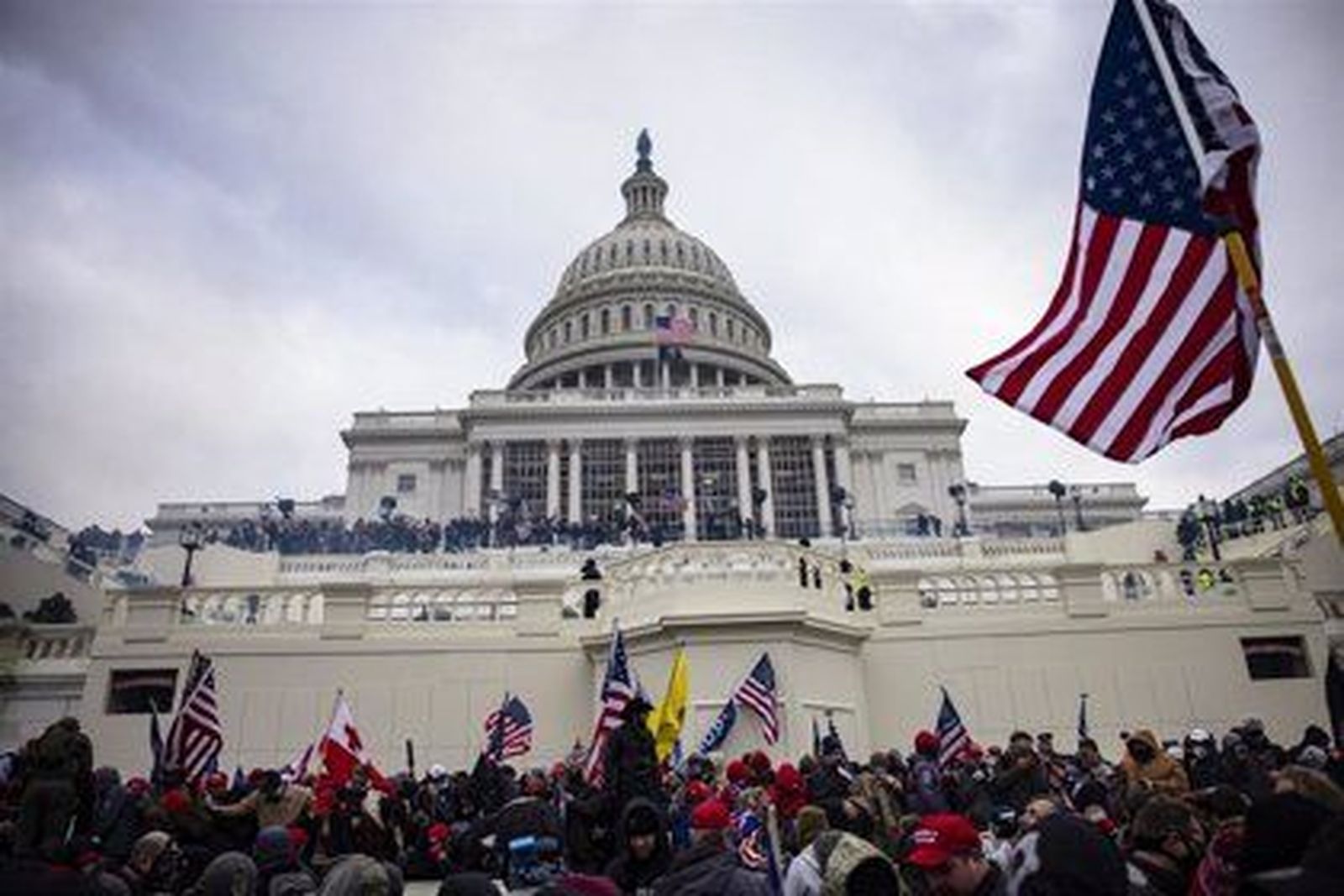 Seguidores de Donald Trump junto al Congreso de Estados Unios - 2021 GETTY IMAGES / SAMUEL CORUM