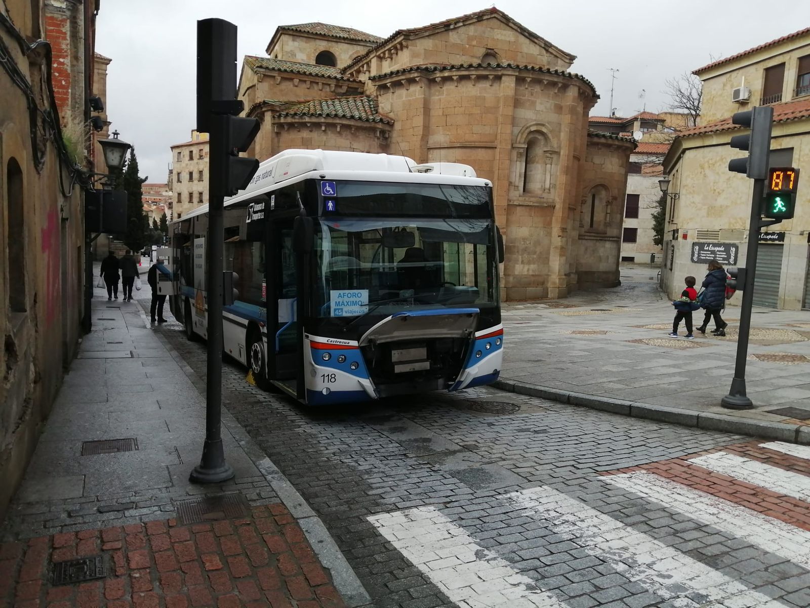 El bus urbano averiado en la calle Rosario