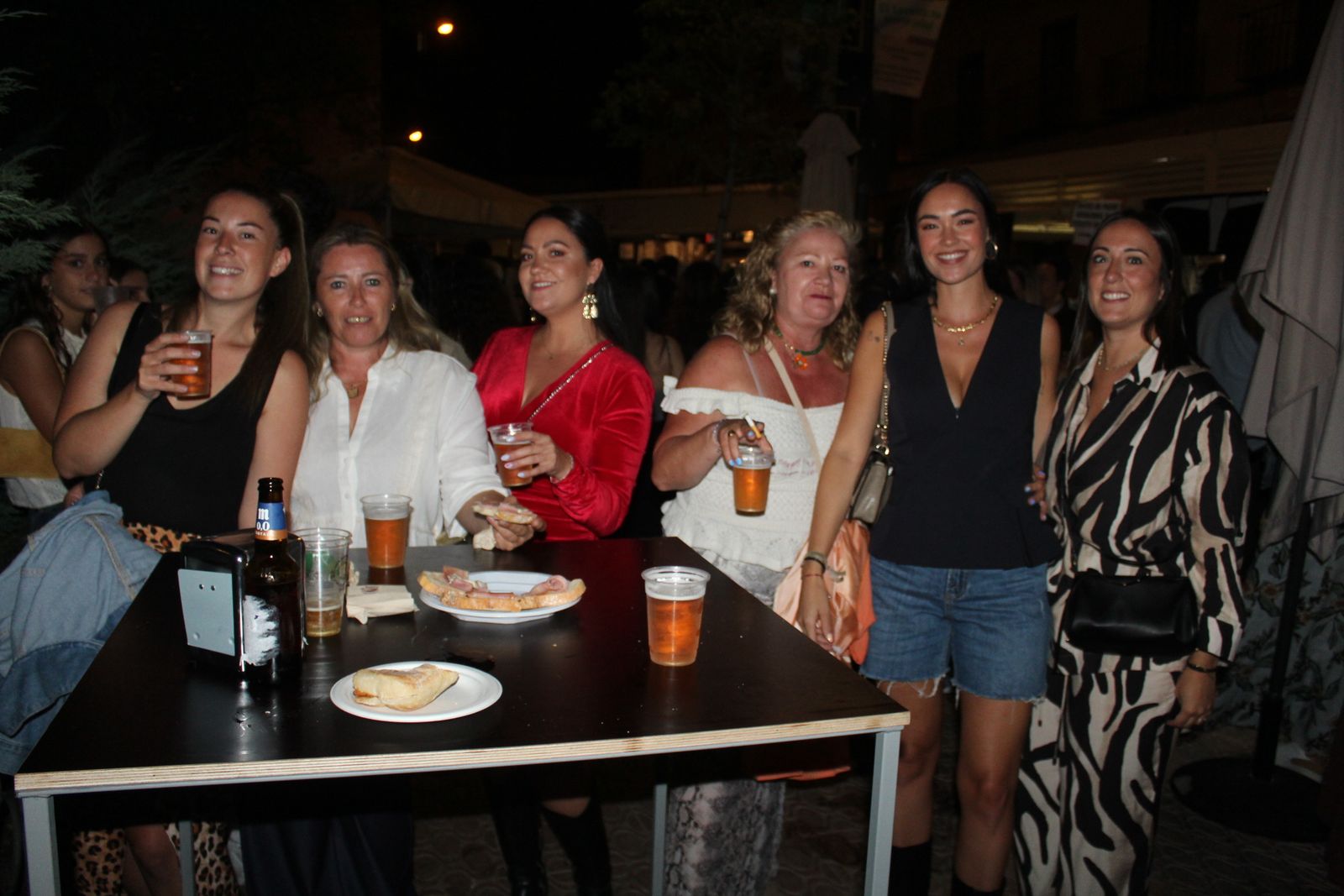 Los salmantinos vuelven a salir de casetas para celebrar las fiestas: ¡búscate entre las imágenes de este miércoles por la noche!