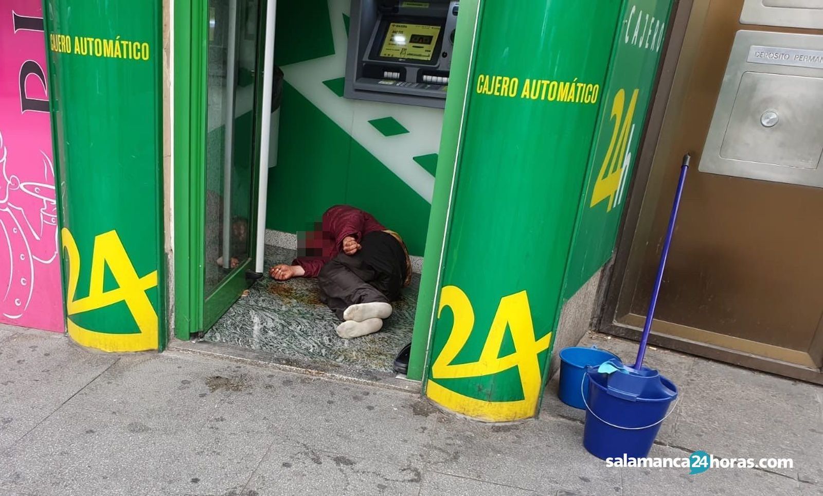 Policía con indigente en cajero de Caja Rural 3