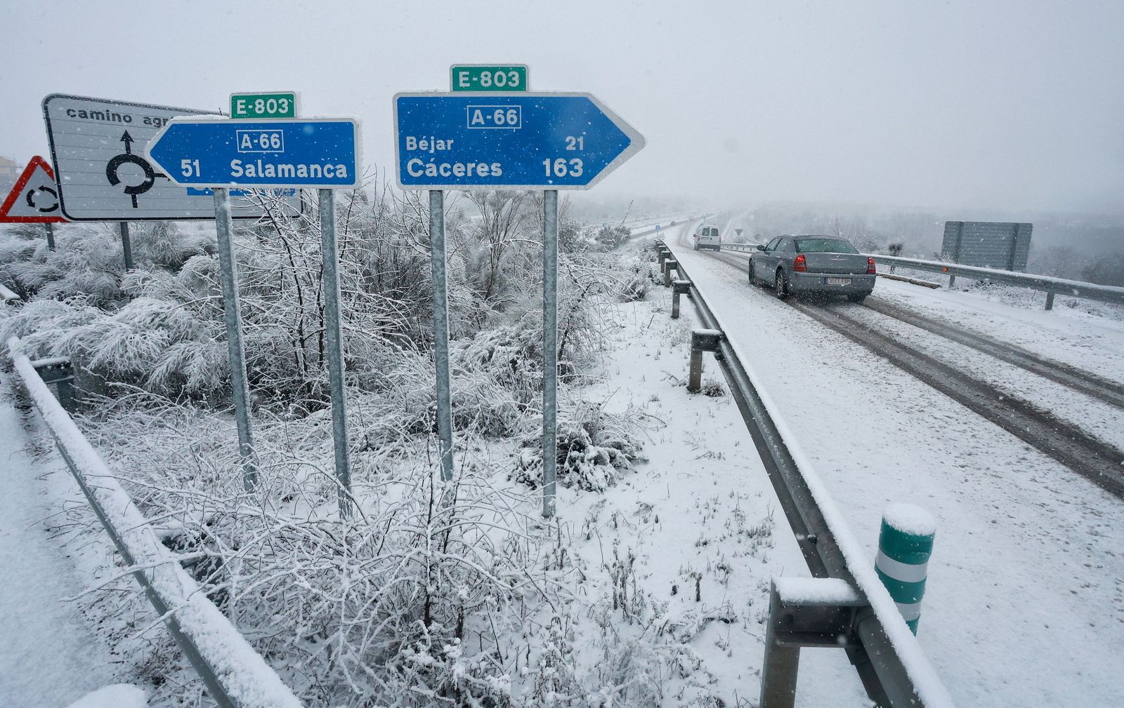 Nieve en la A-66, entre Guijuelo y Bejar