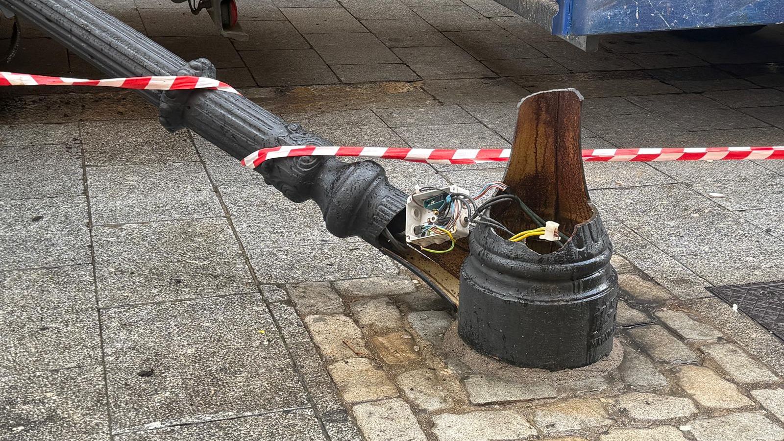 Un camión derriba una farola en la calle Zamora