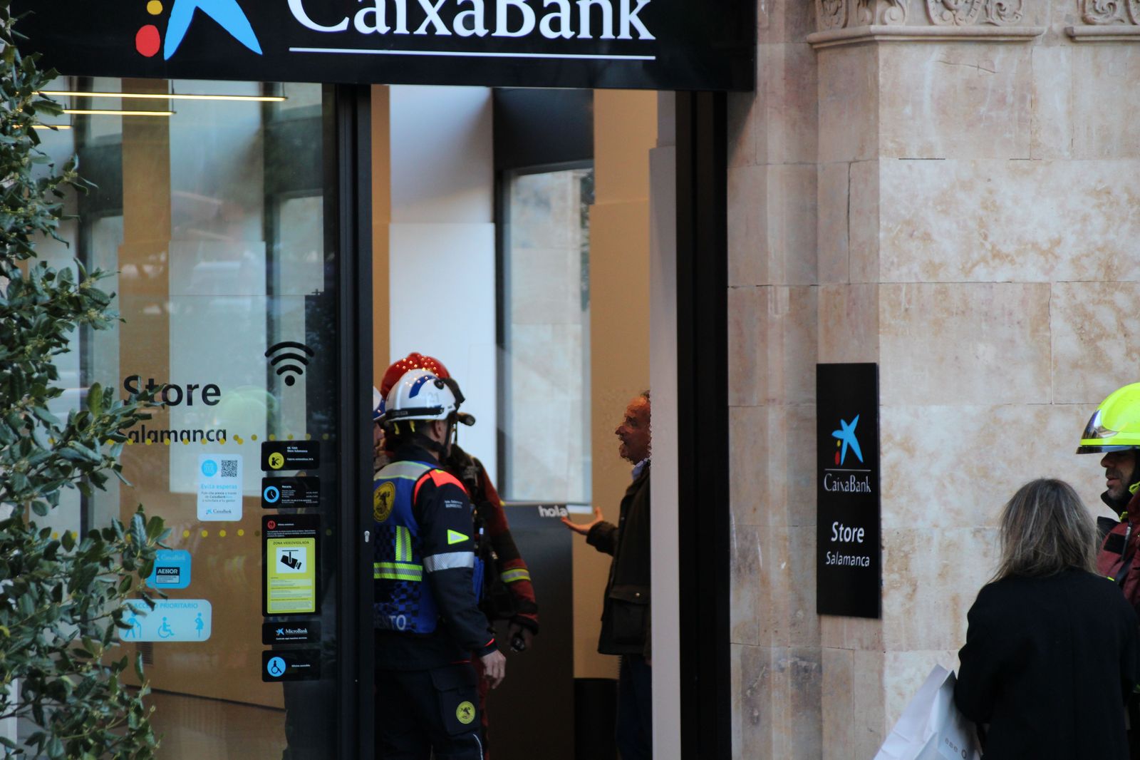 bomberos-y-policia-local-trabajan-en-el-desalojo-de-una-oficina-bancaria-de-caixabank-en-la-calle-zamora-22