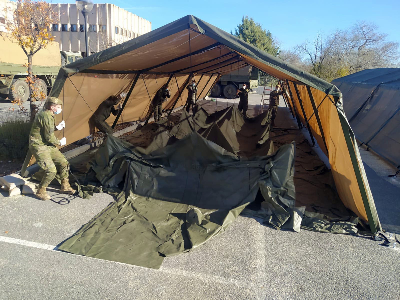 Instalación de tiendas en el hospital provincial para apoyo a la vacunación durante el invierno